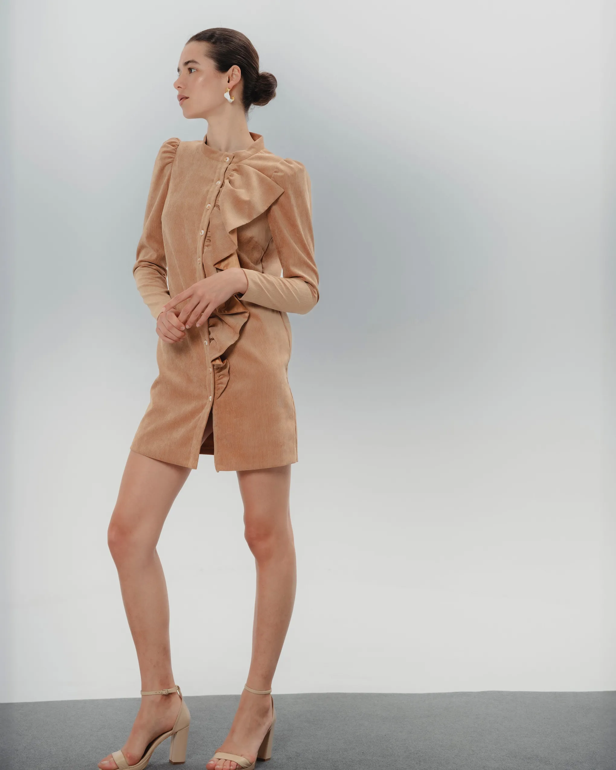 Vestido corto Filipa volantes camel