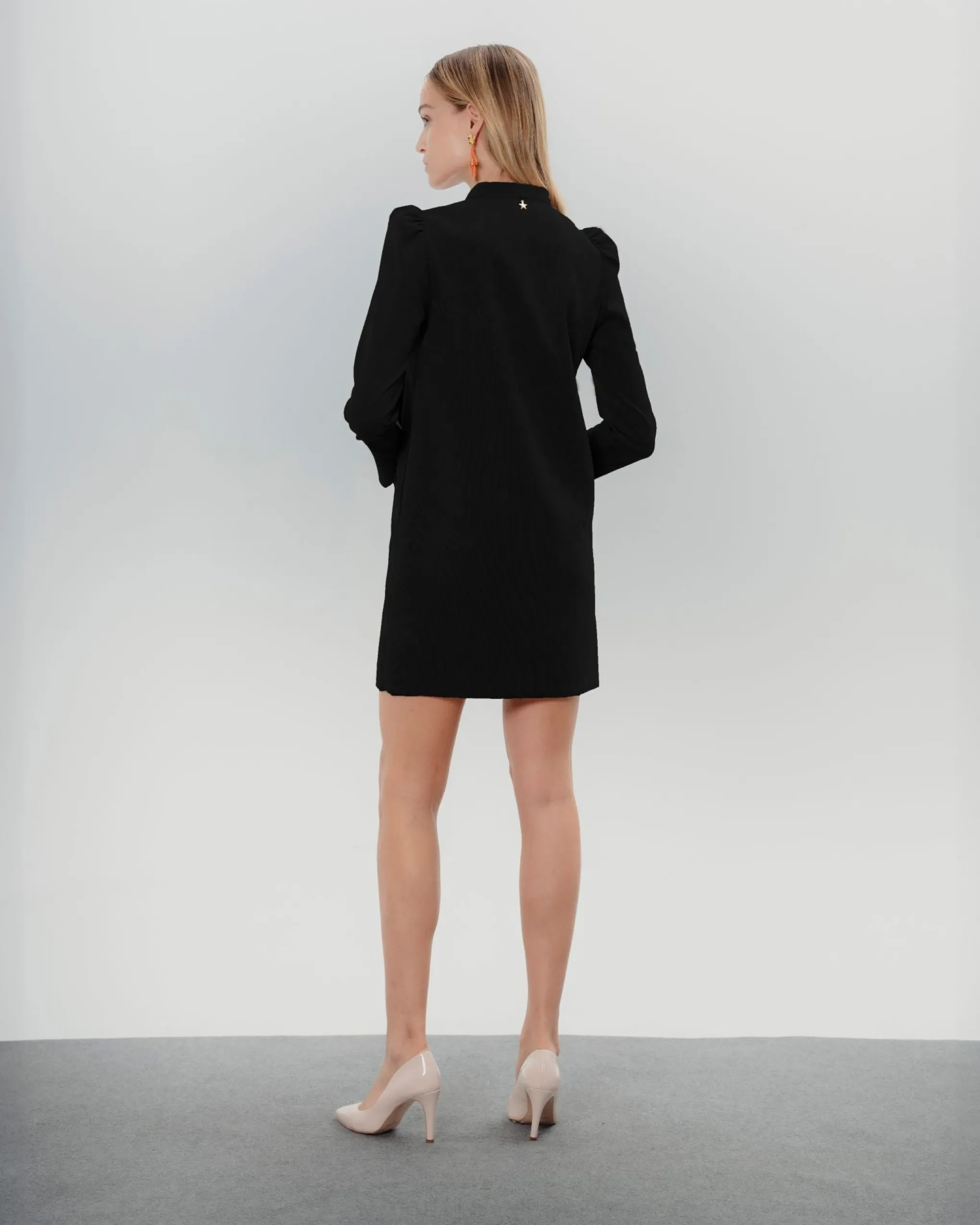 Vestido corto Filipa volantes negro