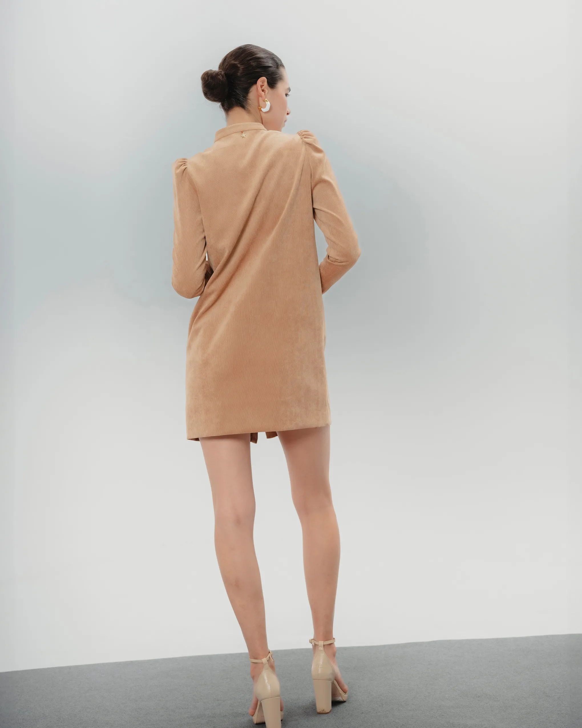 Vestido corto Filipa volantes camel